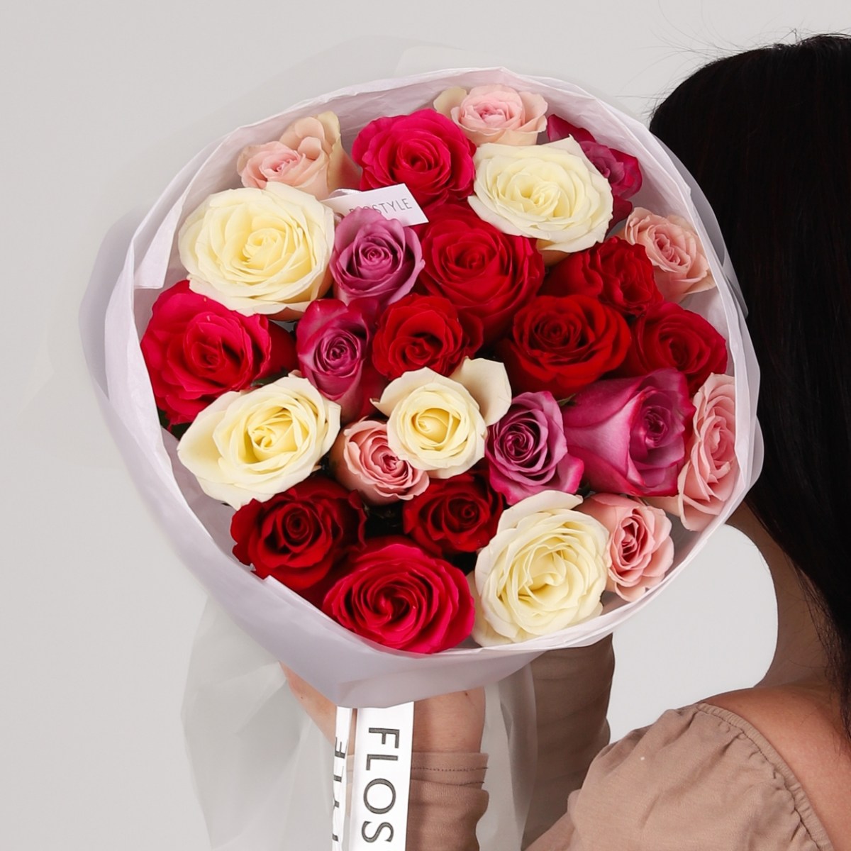 25 ярких роз 